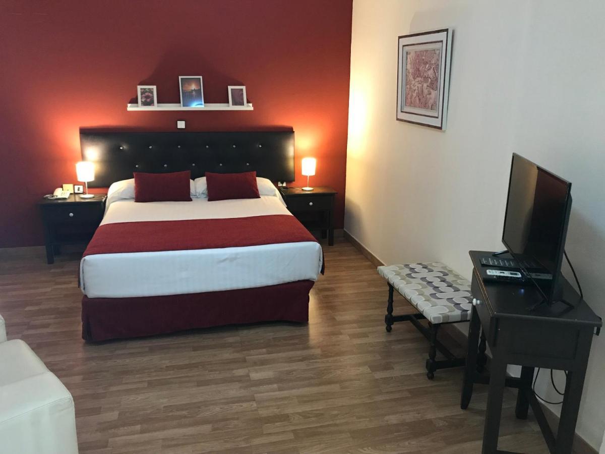Hotel Jm Jardin De La Reina Гильена Экстерьер фото